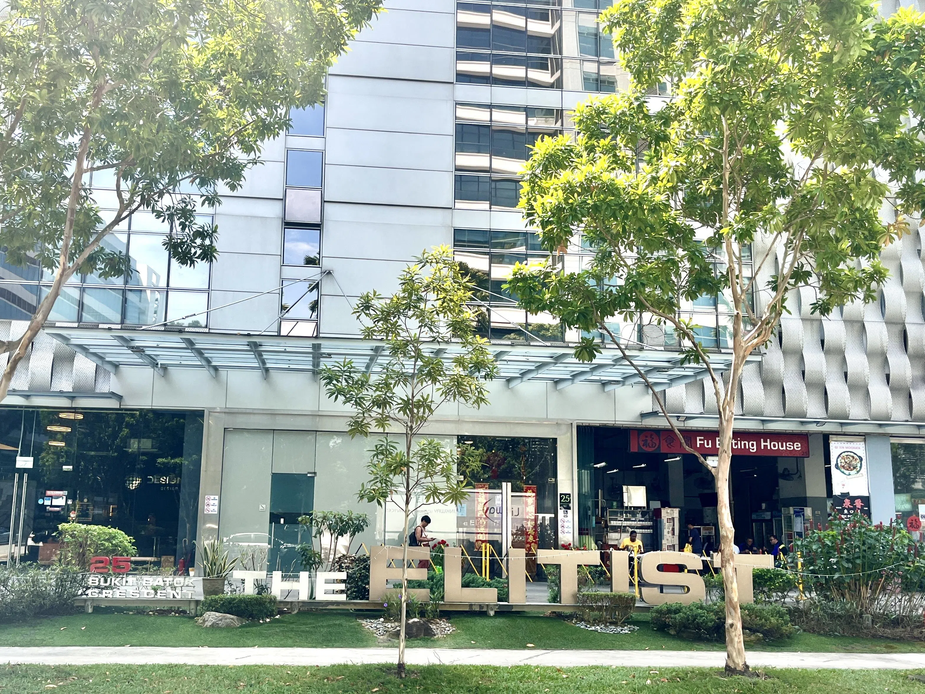 武吉巴督弯工业区内不仅有价廉味美的韩式料理，还有芳香四溢的鲜花店。（陈映蓁摄）