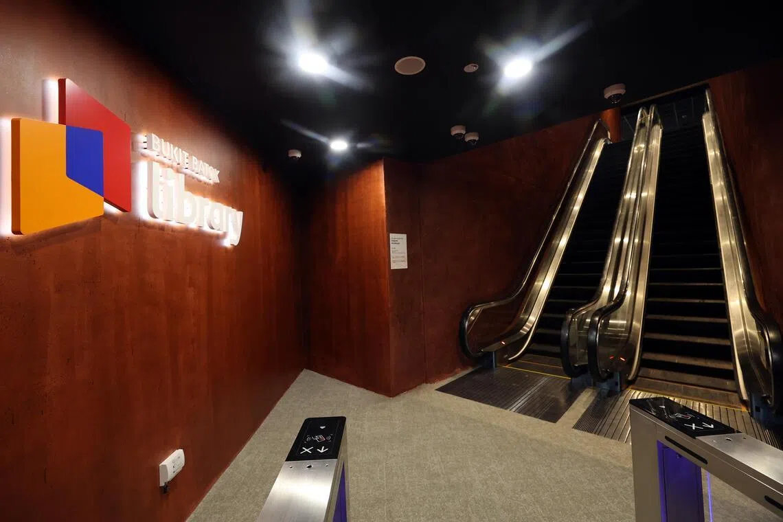 武吉巴督图书馆内的“声景”（SingLand Soundscape）是其中一种音频体验，包含由新加坡声音艺术家黄伟杰创作的三段定制曲目。这些音轨在一楼入口处至二楼播放，在放松的音乐中还融入了武吉巴督周边采集的日常环境录音。（邝启聪摄）