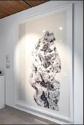 中国艺术家刘丹结合素描与水墨，诠释太湖石空间结构。（格瑞会馆提供）