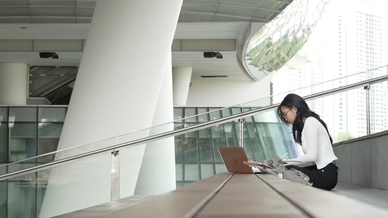 Judy经常到寄宿学校附近的商场自习，也喜欢和朋友一起逛街。这让她感受到求学之路并非独自一人，给予她很大的安慰。（视频截图）