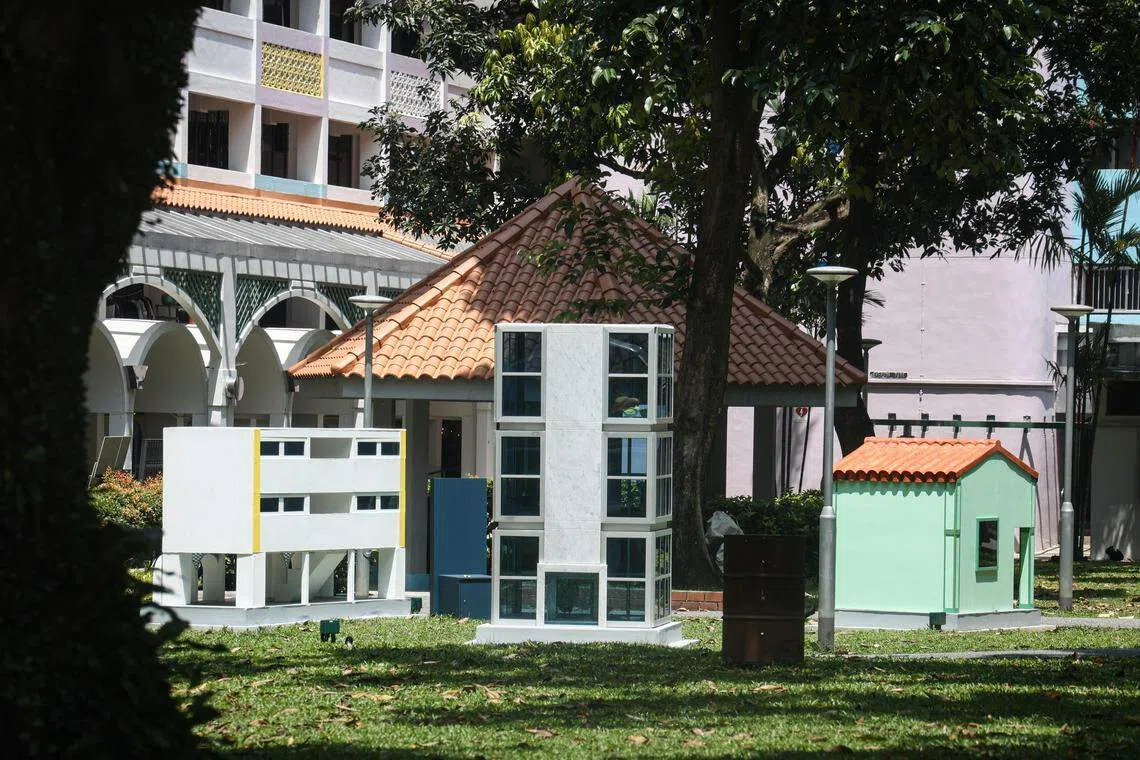 艺术家Divaagar的装置“Everfowl Estate”带出新加坡住宅发展的历程。（李健玮摄）