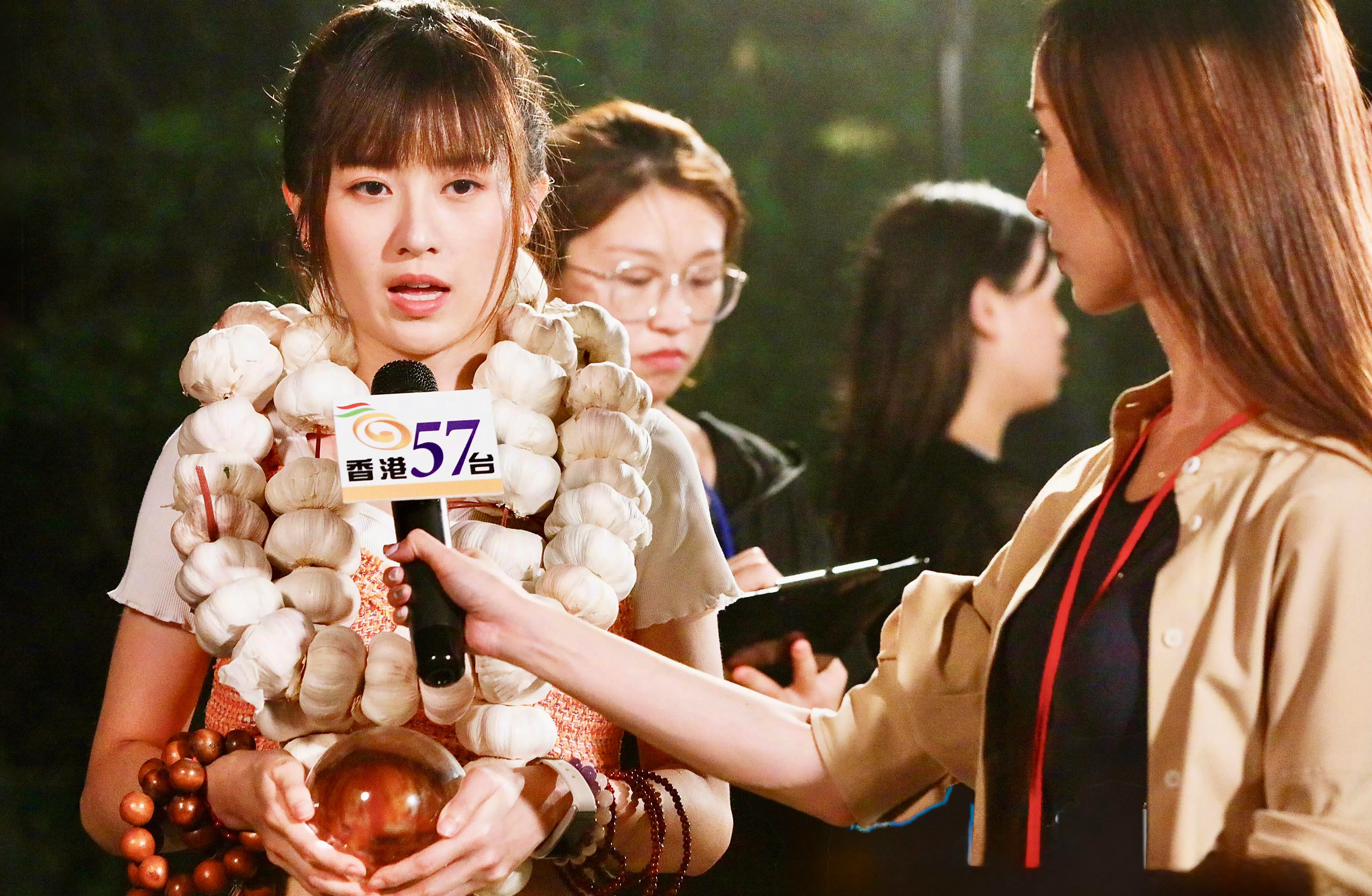 随着在《香港》的戏份更吃重，倪嘉雯（左）自然获得更多观众的关注。（互联网）
