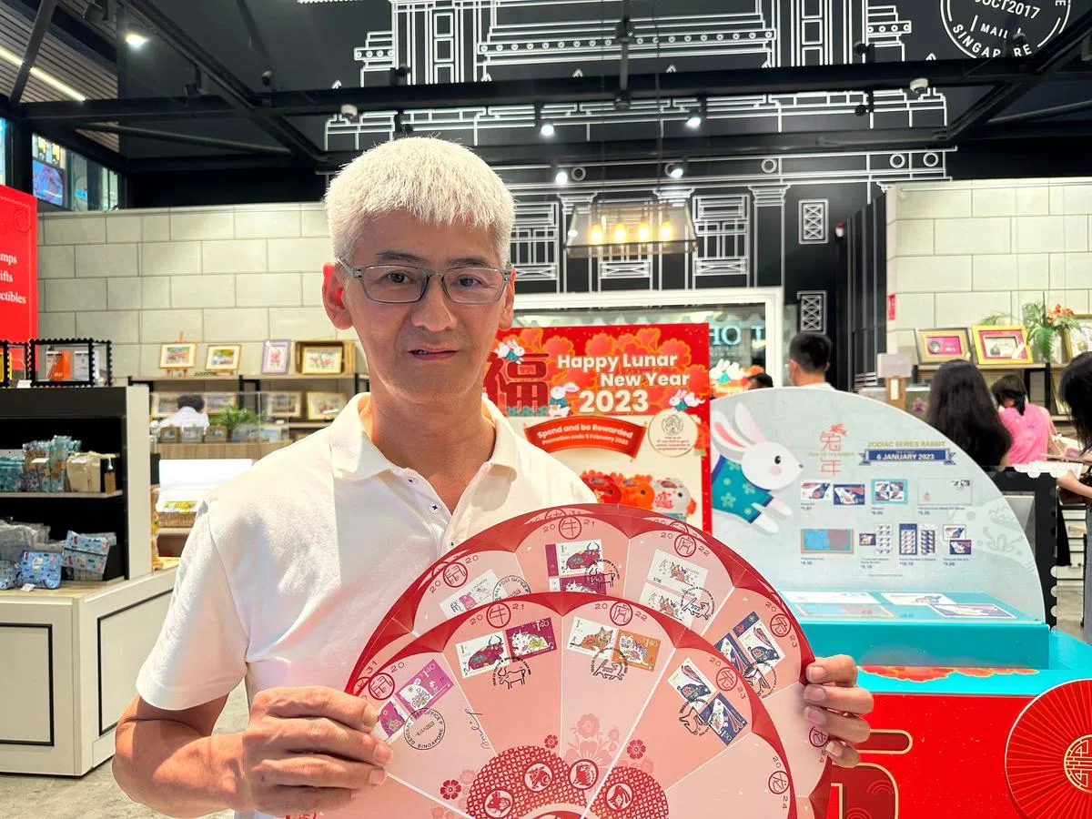 生肖邮票收藏者林荣华说，他收藏了超过190个国家的生肖邮票，而且很多国家的邮票现在都可以上网买到了。（安诗一摄）