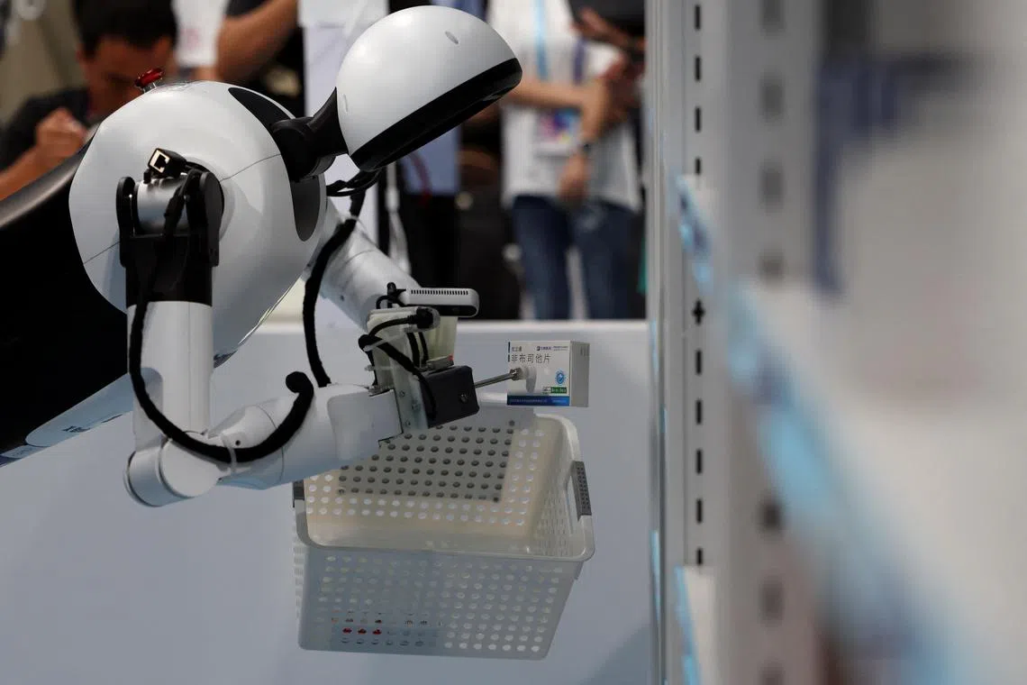 机器人星期六（8月16日）在运动会上参加药品分拣比赛。（路透社）