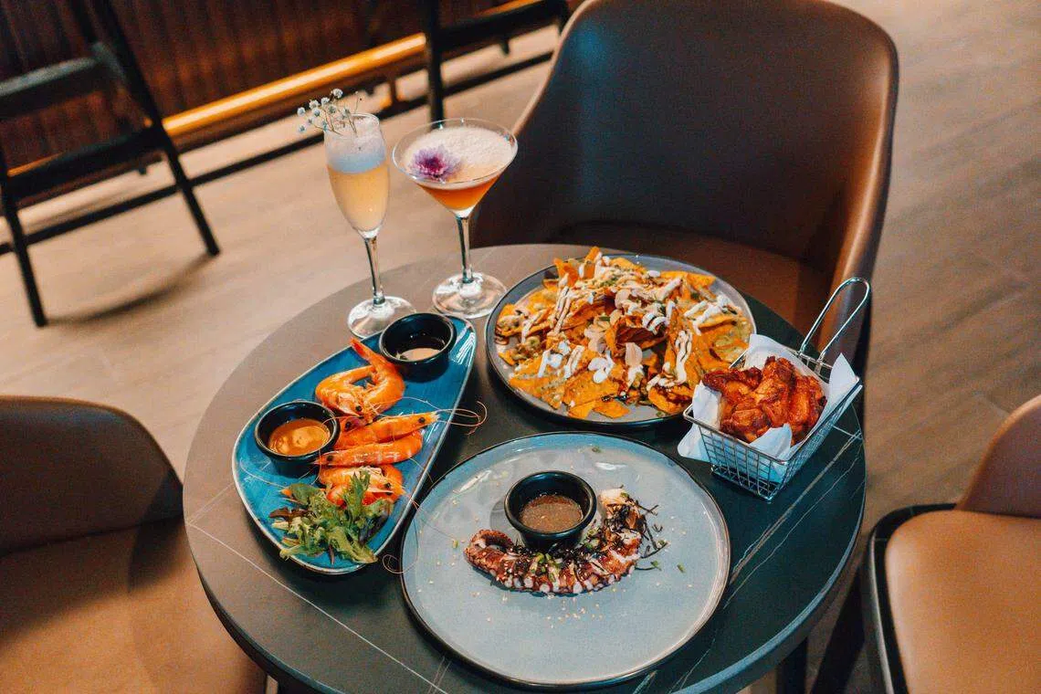 Overflow为食客提供吧台美食，搭配酒精饮料。（餐馆提供）