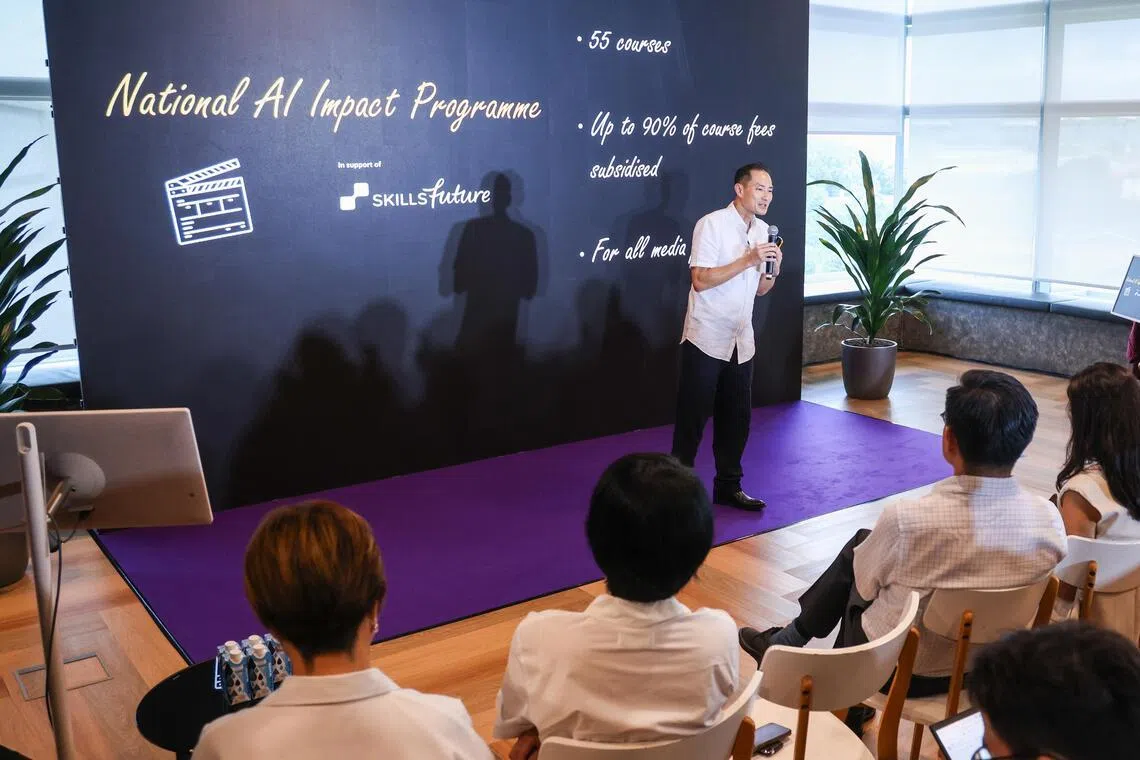 数码发展及新闻部高级政务部长陈杰豪6月18日在资讯通信媒体发展局活动上透露，当局为媒体从业人员推出人工智能课程清单，提供一站式培训资源和学习机会。（白艳琳摄）