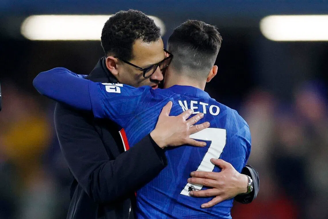 切尔西主帅罗塞尼尔（左）在赛后拥抱球队进攻大将内托。（路透社）
