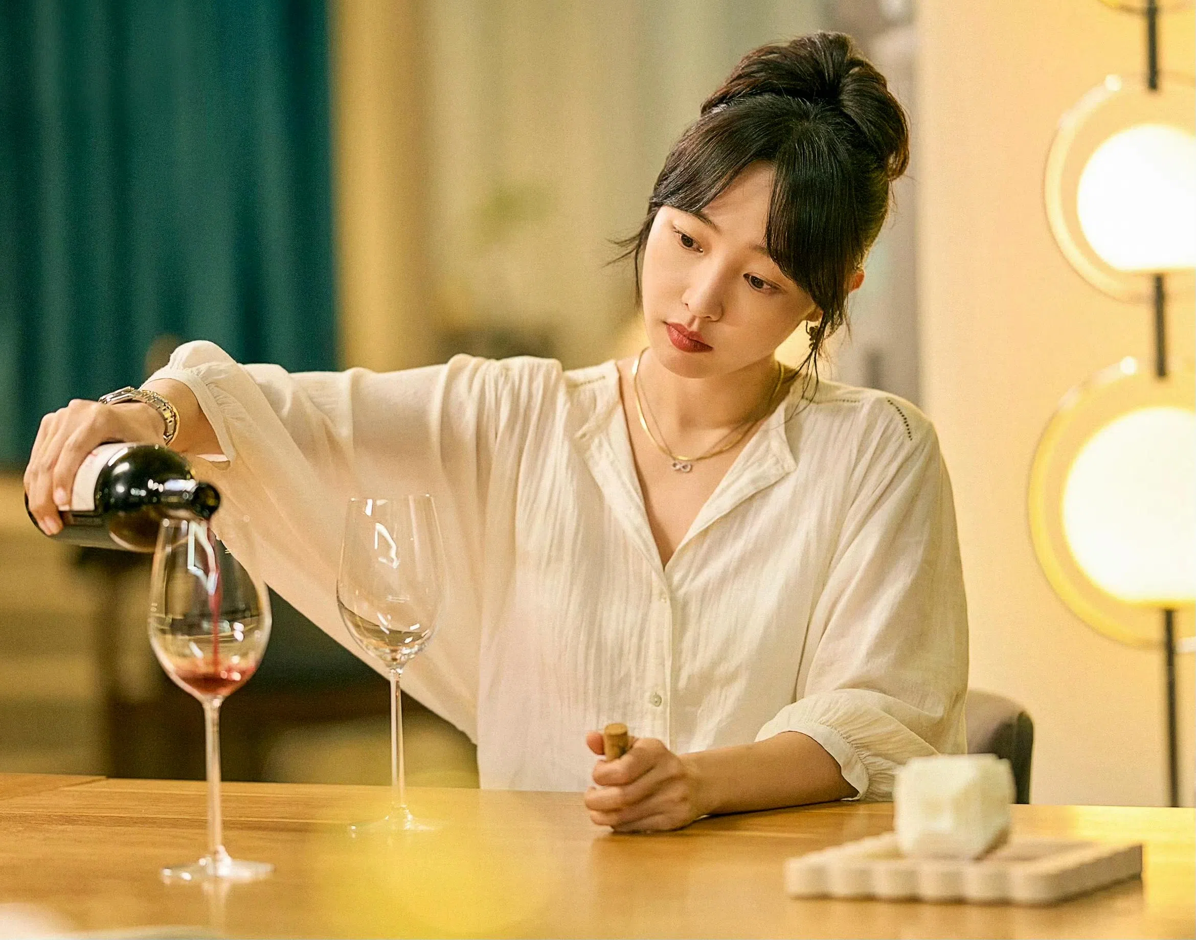 白百何跟偷腥丈夫提离婚时没有歇斯底里，只是倒了红酒，边喝边说为何不想继续在这段婚姻里走下去。（互联网）