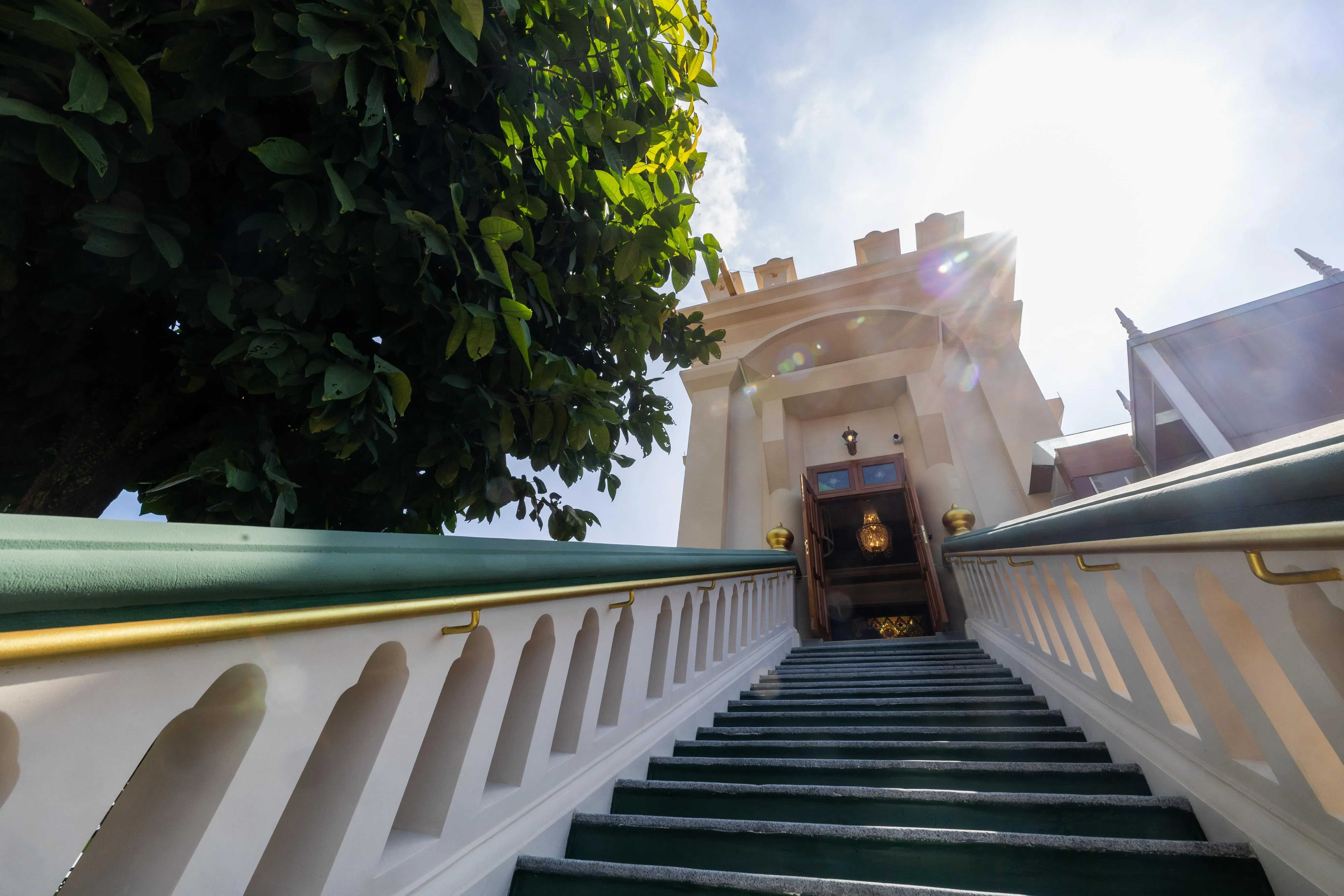 哈比诺圣坟有一道让访客从外部直达圣坟的楼梯，楼梯经过修复，确定结构安全，还添加扶手，方便年长访客上下。（吴先邦摄）