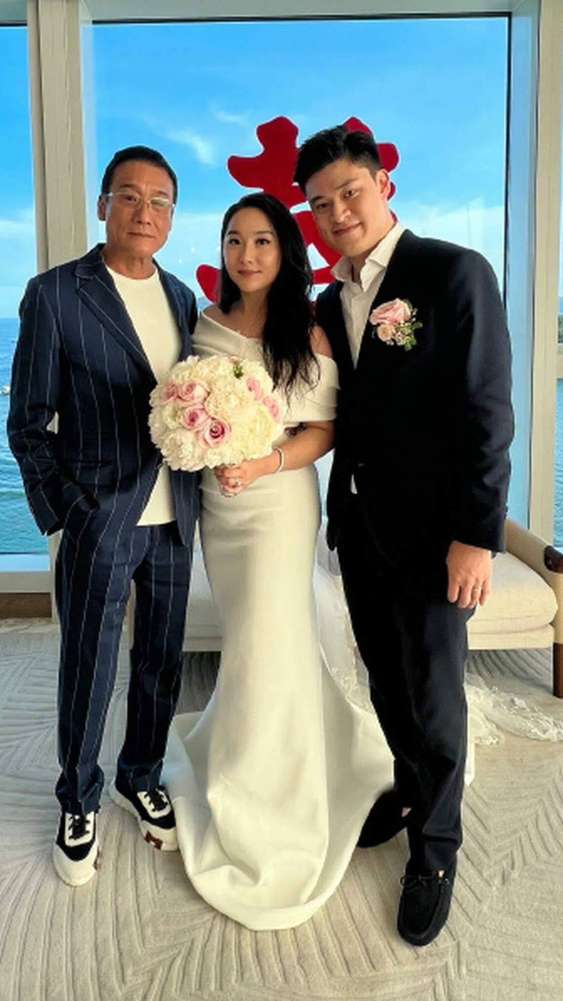 《我爱你！ 》剧组在微博贴出梁家辉和女儿Chloe及女婿的合照。（电影我爱你官微）