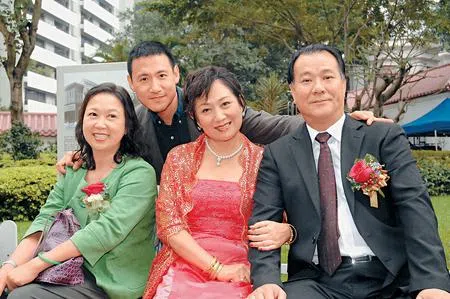 朱咪咪（左起）、张学友、鲍起静、李修贤合演《月满轩尼斯》。（互联网）