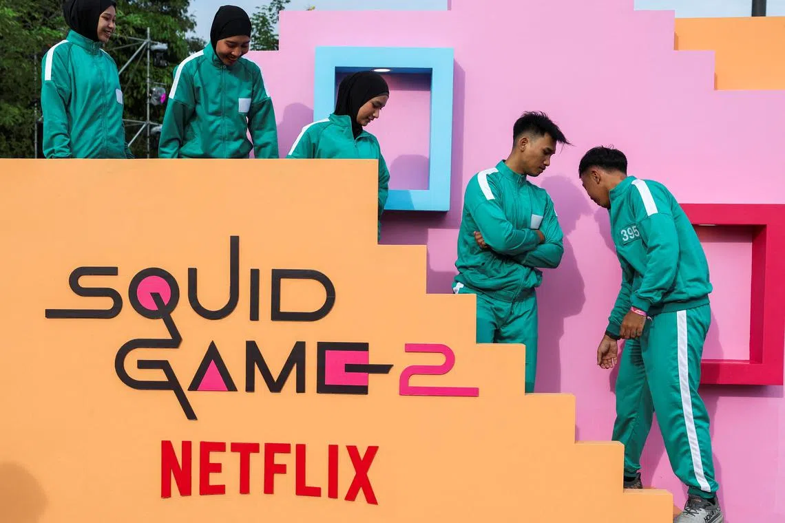 网飞高管们把第四季度业绩的成功归功于旗下的热门剧集，包括：第二系列的《鱿鱼游戏》，以及现场体育赛事，如破纪录的保罗和泰森拳击比赛和在圣诞节当天举行的国家橄榄球联赛。（路透社）