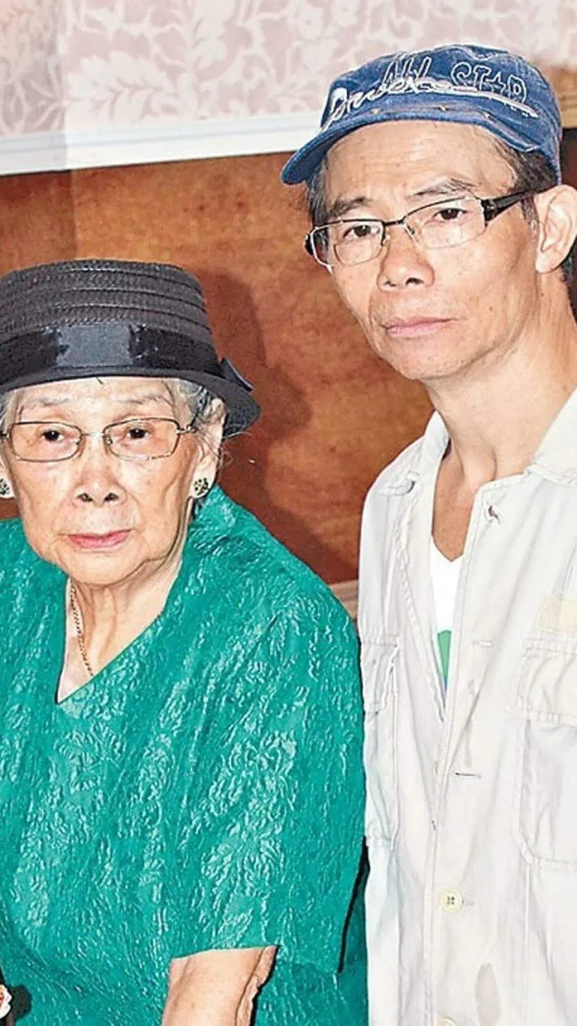 梅妈（左）因梅艳芳遗产纠纷，一度与梅启明断绝母子关系。（互联网）