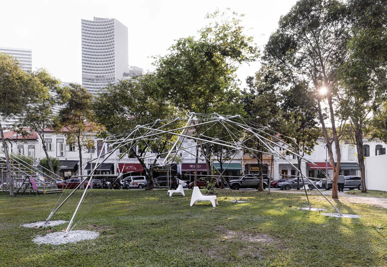 新加坡科技设计大学利用地铁座椅和扶手铁杆，设计了名为“星号座”的装置，在去年9月至今年5月于苏丹门公园展示。（新加坡科技设计大学提供）