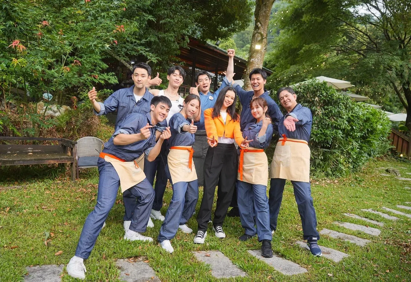 徐若瑄（橙衣者）是惊喜嘉宾，帮忙煮饭和招呼客人。（互联网）