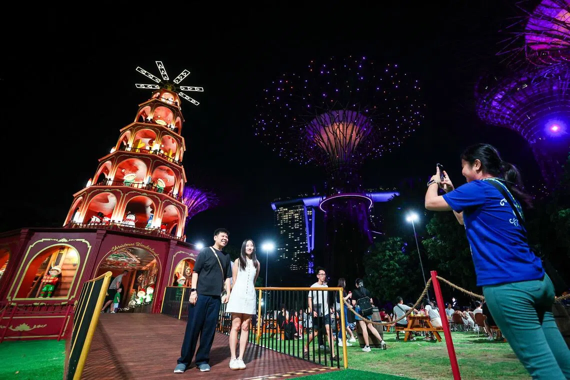 公众在擎天树丛前欣赏今年新增的“圣诞金字塔”。这座六层、16米高的节庆装置据介绍是全亚洲同类装置中规模最大的，是“圣诞仙境”活动的亮点之一。（林明顺摄）