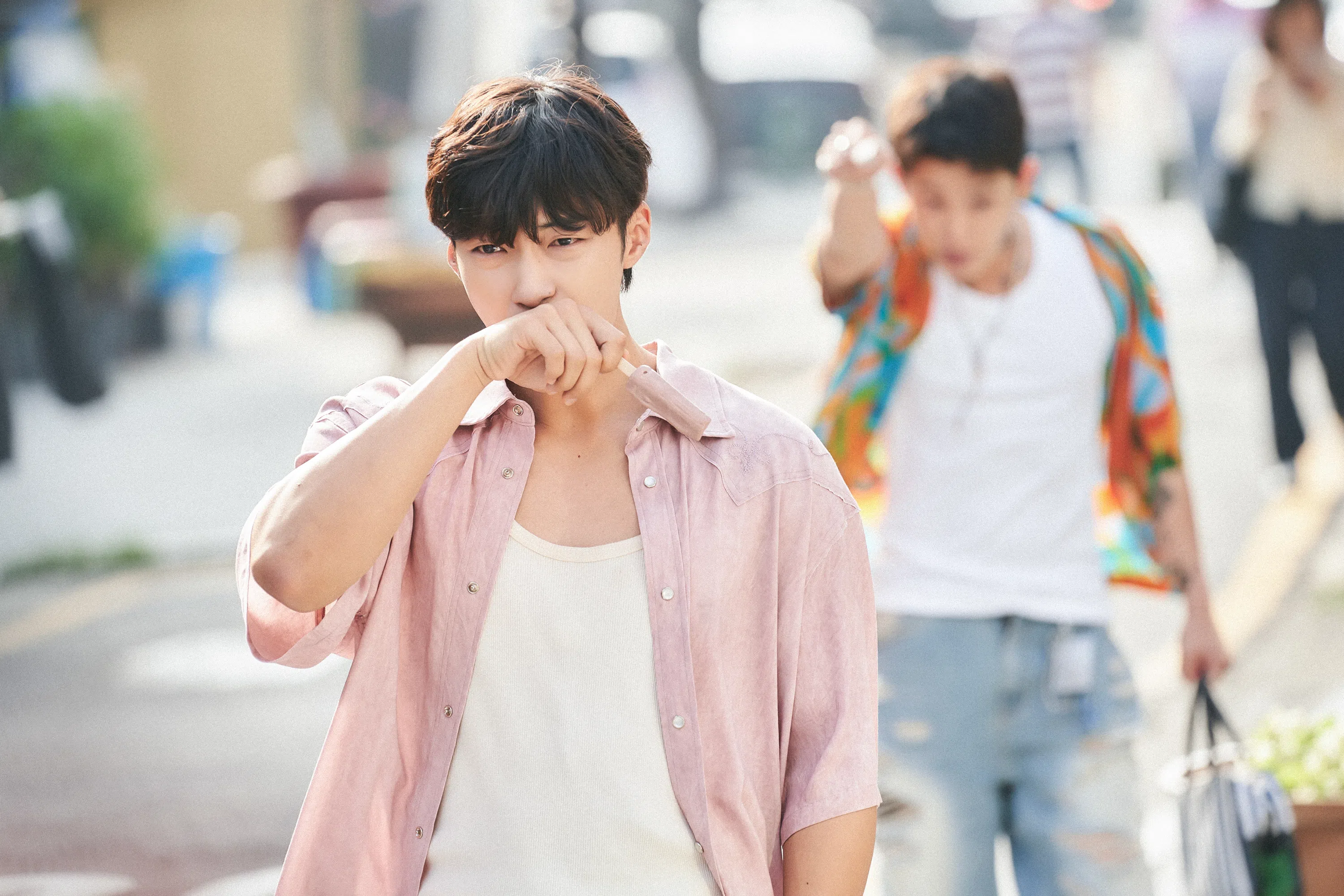 禹棹奂饰演被厄运缠身的男子。（Netflix提供）