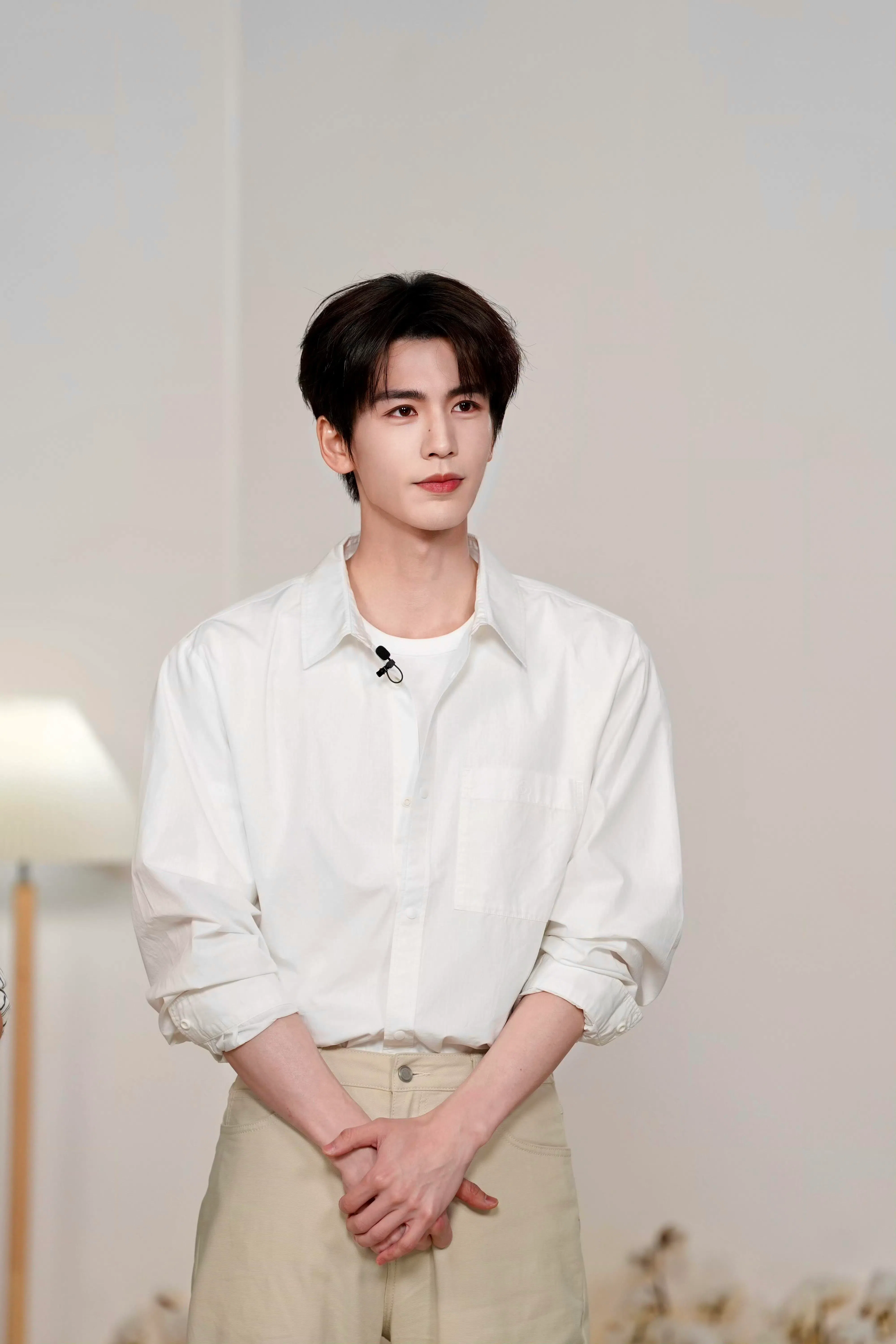 无论是古装还是现代剧，张凌赫都展现出游刃有余的驾驭能力。（取自艺人工作室微博）