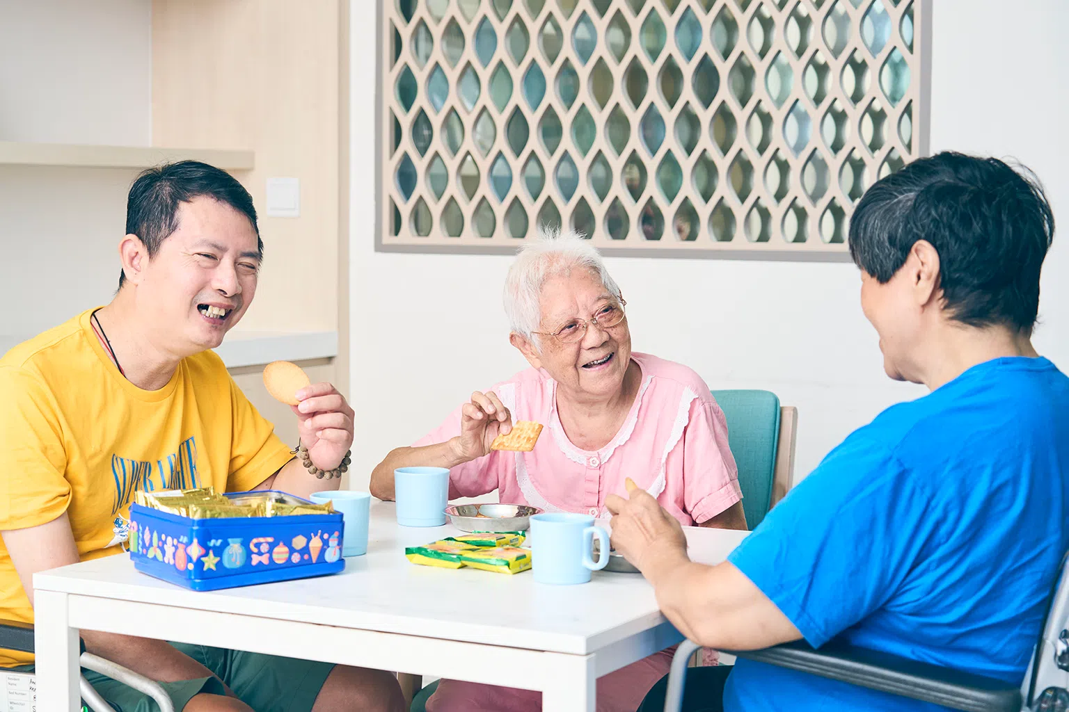 陈凤钗性格开朗，与其他住户相处融洽。（图/新报业媒体）