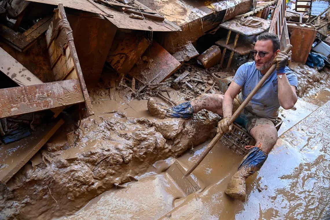 西班牙东部瓦伦西亚地区派波尔塔镇（Paiporta）遭遇严重洪灾后，四处覆盖着泥泞。（法新社）