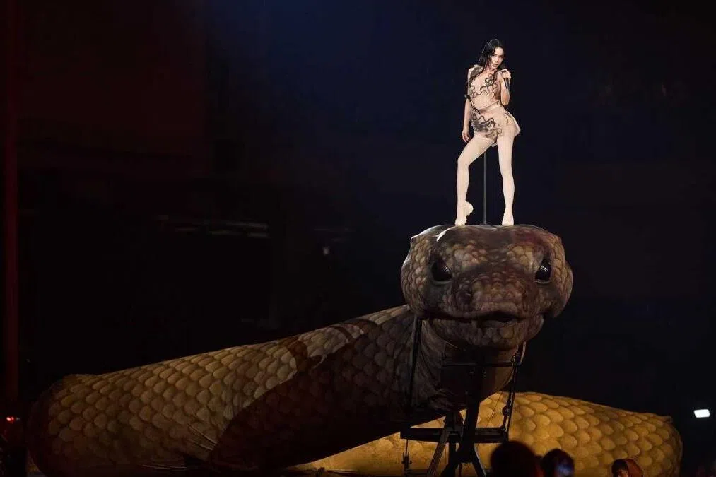 豪砸3680万打造世界观场景 蔡依林站三层楼高巨蟒唱跳 