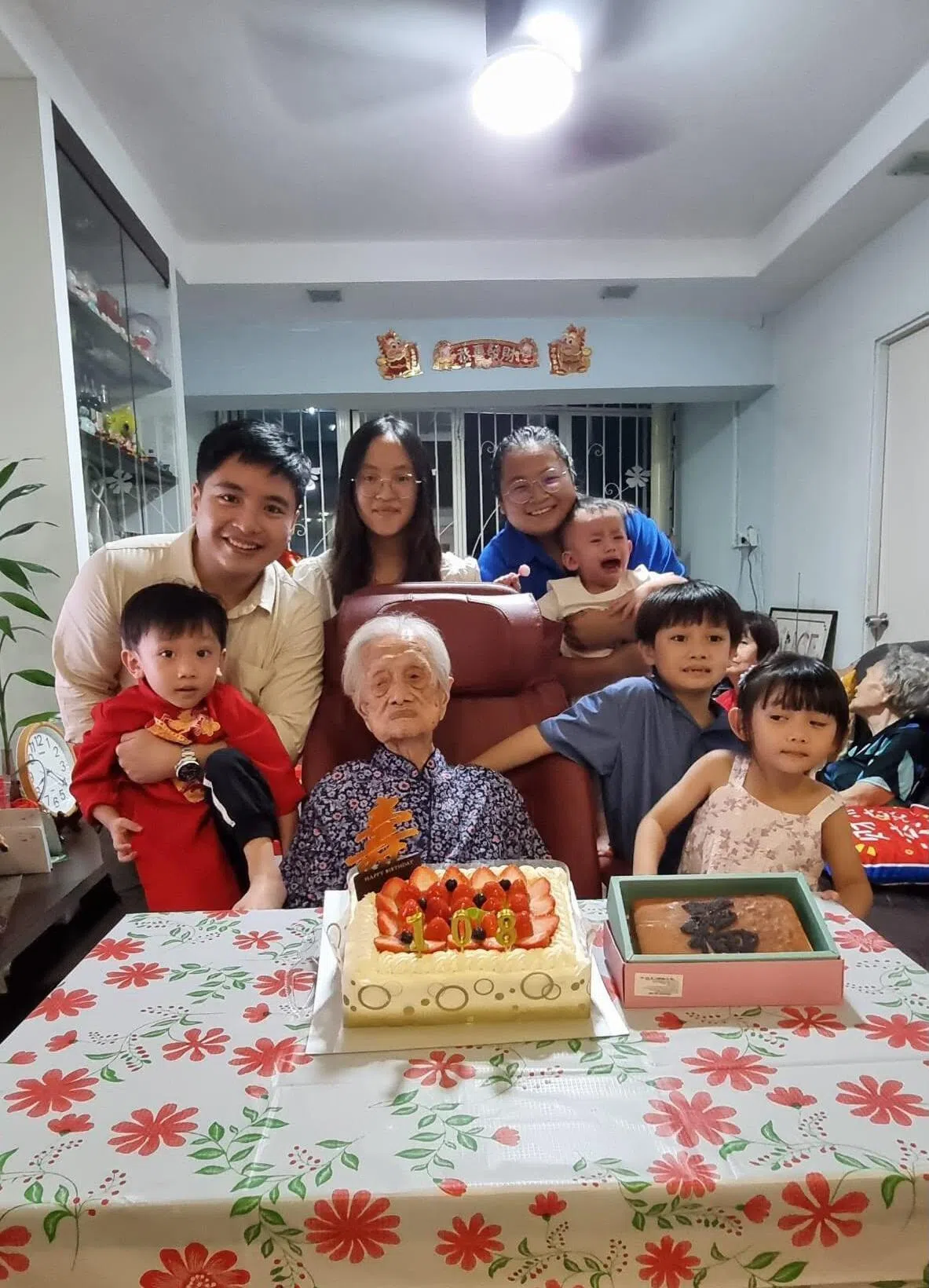 每逢张亚双生日，一家人都会聚在她位于红山的家中为她庆生。（取自慈母舰）