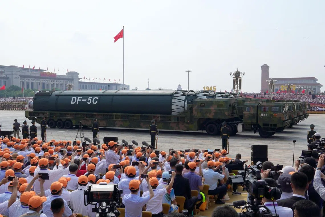 核导弹第二方队的“东风-5C”液体洲际战略核导弹驶过天安门广场。（中新社）