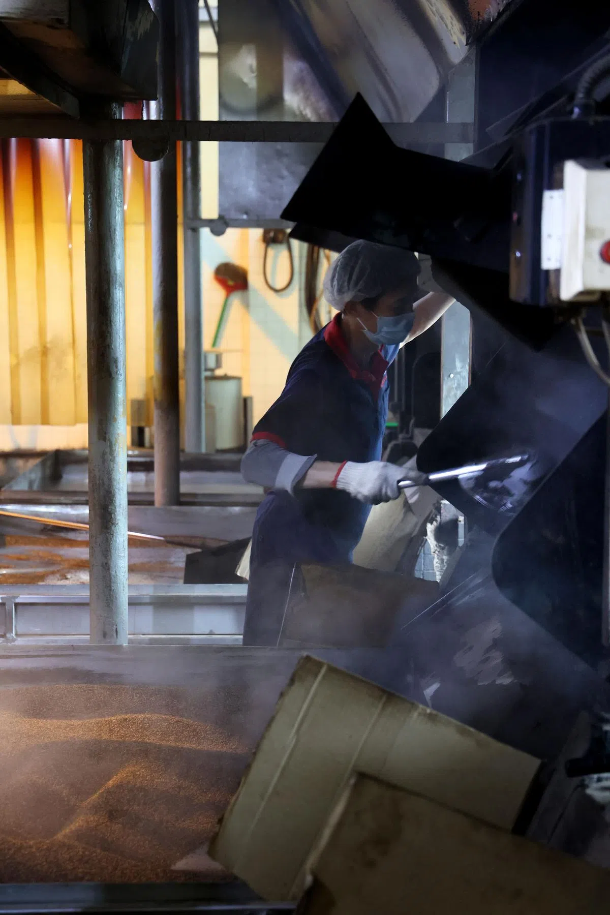 【炒麻】由工人在旁照顾火候是重要工序，芝麻炒得不够火候香味散发不出来，炒得过火则会有苦味。（龙国雄摄）