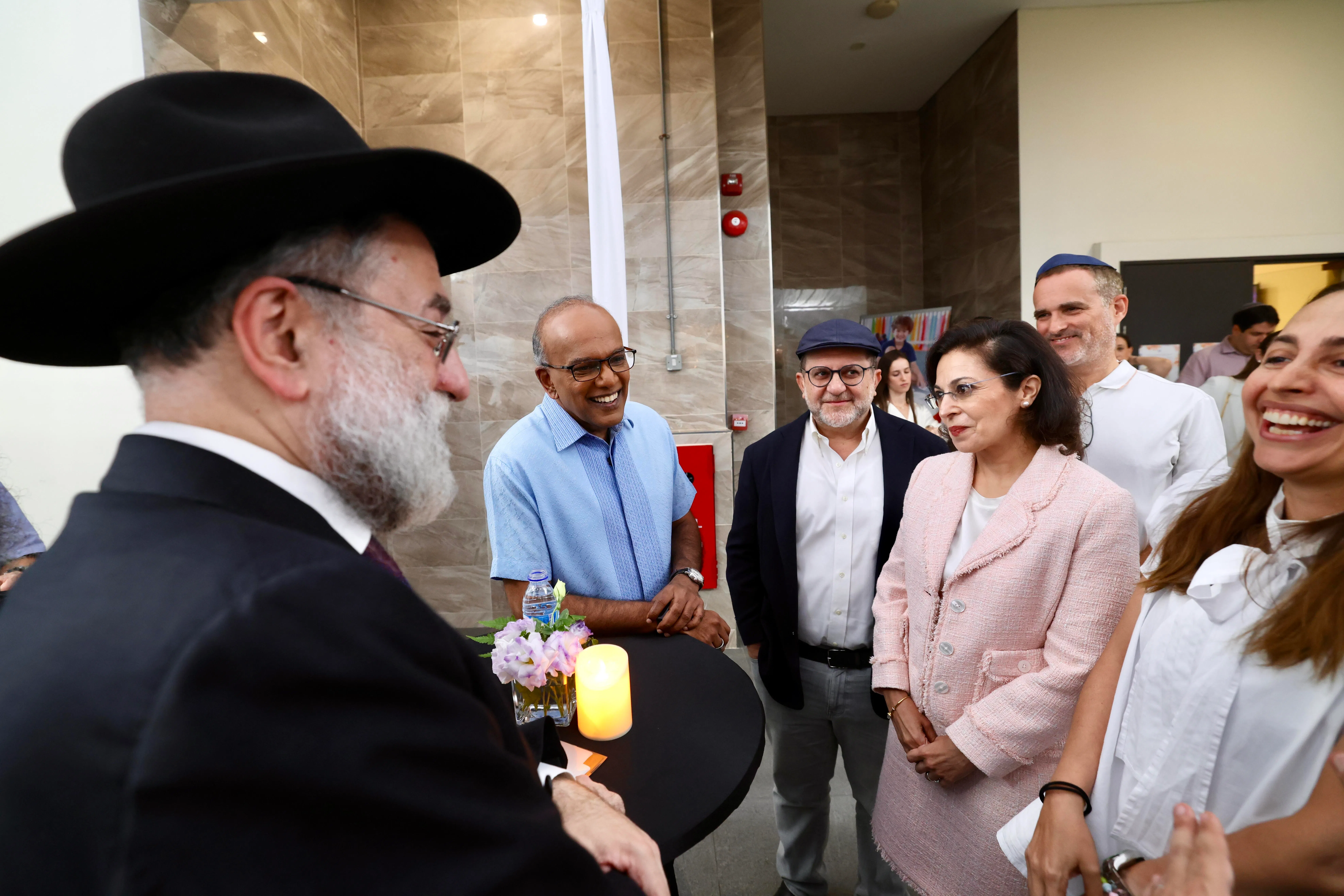 国家安全统筹部长兼内政部长尚穆根（左二）出席圣诺犹太教堂庆祝建立120周年活动，与犹太社群会面交流。（陈斌勤摄）