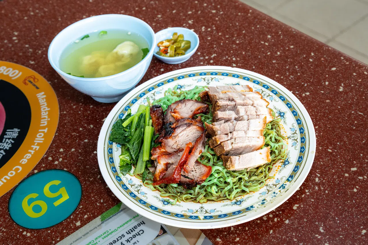 翡翠面搭配叉烧和云吞，爱吃烧腊的食客可加点烧肉。（特约骆辉煌摄）