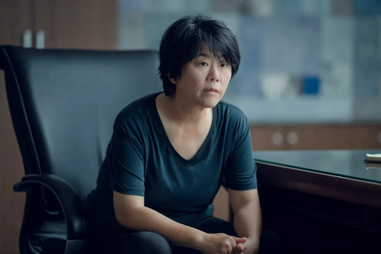 李姃垠饰演王牌女警，人设帅气利落。（Netflix提供）