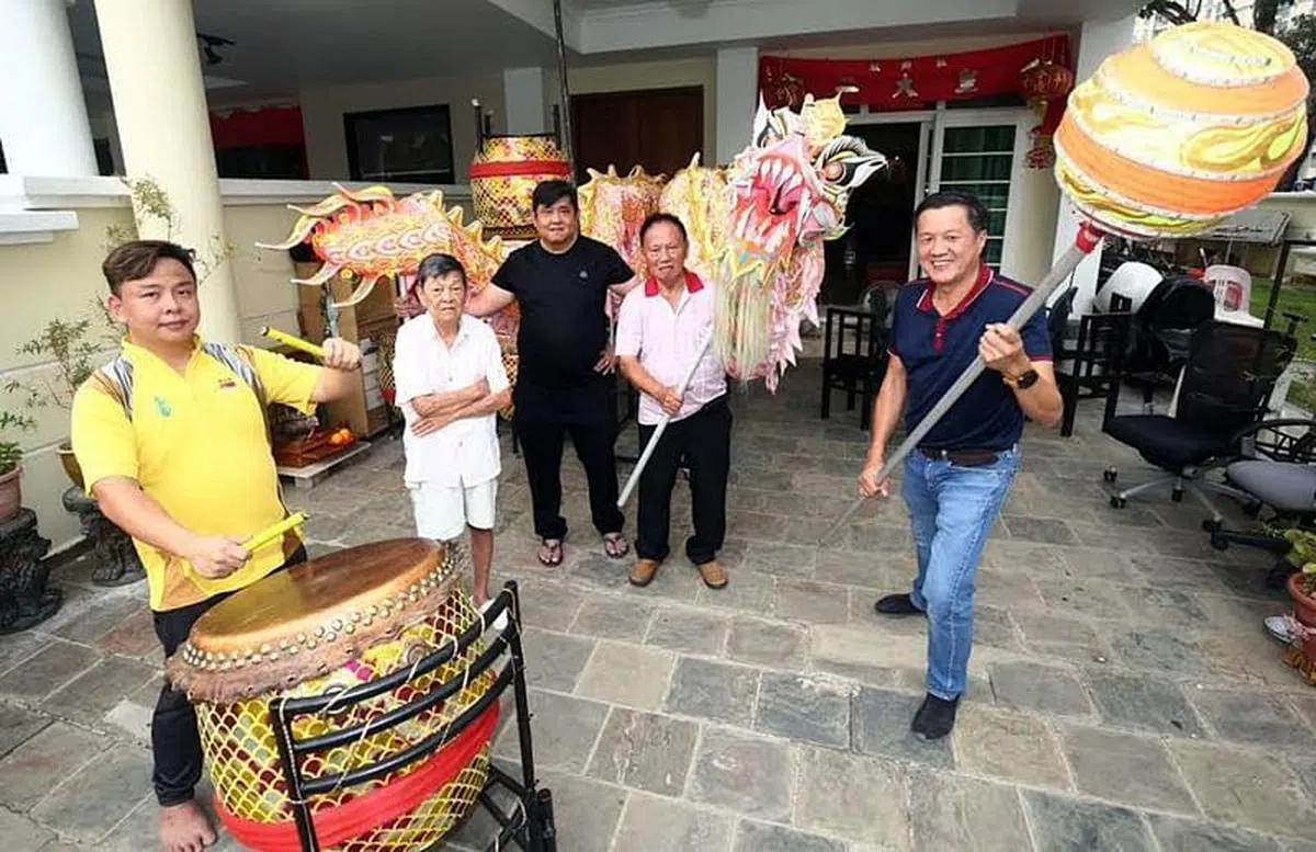 竹云宫武术体育会要员：副会长王丁山（右起）、交际郑进宝、总务叶添登、竹云宫发起人洪查某及龙狮活动组团长叶宗仁。（档案照）