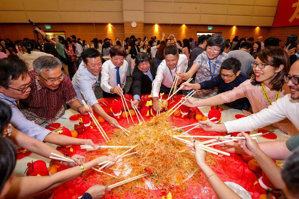 华文媒体集团全体人员和受邀嘉宾星期三齐聚一堂，捞鱼生庆龙年。图中围桌欢庆的有新报业媒体集团英文、马来文与淡米尔文媒体集团总编辑黄维光（左起）、《新明日报》总编辑朱志伟、《联合早报》总编辑吴新迪、新报业媒体信托主席许文远、新报业媒体集团总裁张丽琳、新报业媒体集团董事罗锦伟、新报业媒体集团华文媒体集团社长李慧玲、《联合早报》执行总编辑韩咏梅、华文媒体集团营运总编辑罗文燕、新报业媒体集团首席科技总监盖达雅毛（Kaythaya Maw）。（叶振忠摄）