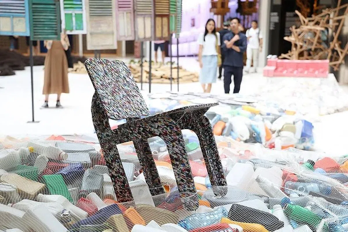 由英国设计师Max Lamb设计的这款酒店用的椅子，每张用了830个塑料瓶制成。（蔡家增摄）