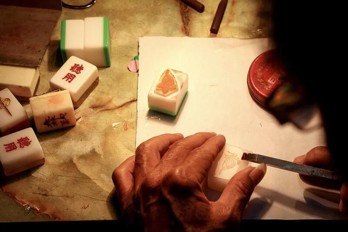 手工雕刻麻将靠的是刀法和刀力，拿捏得不精准随时割伤手指，导致麻将牌沾血。