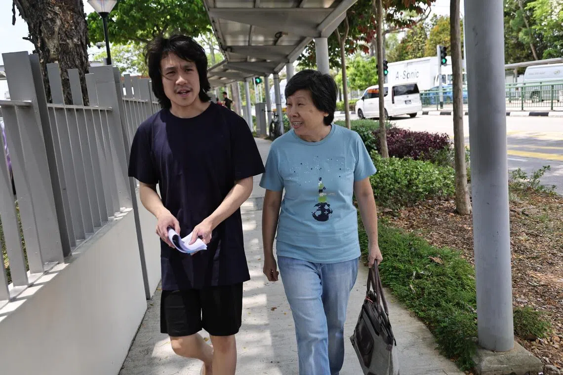 余澎杉星期四（3月26日）中午时分踏出樟宜监狱后，与母亲一同离开。（海峡时报）