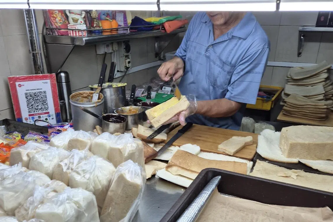 陈老板的涂酱给得大方，厚厚一层。（陈爱薇摄）