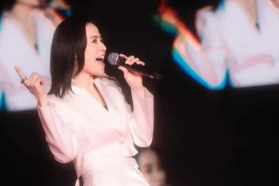 宣萱年过半百照登高峰。（取自宣萱脸书）