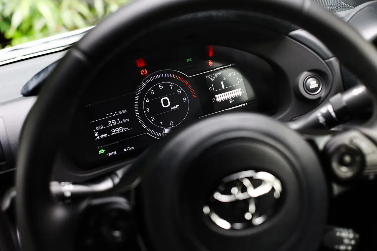 GR86配备了三辐式多功能方向盘和全液晶仪表盘，转向反应精准。（陈渊庄摄）