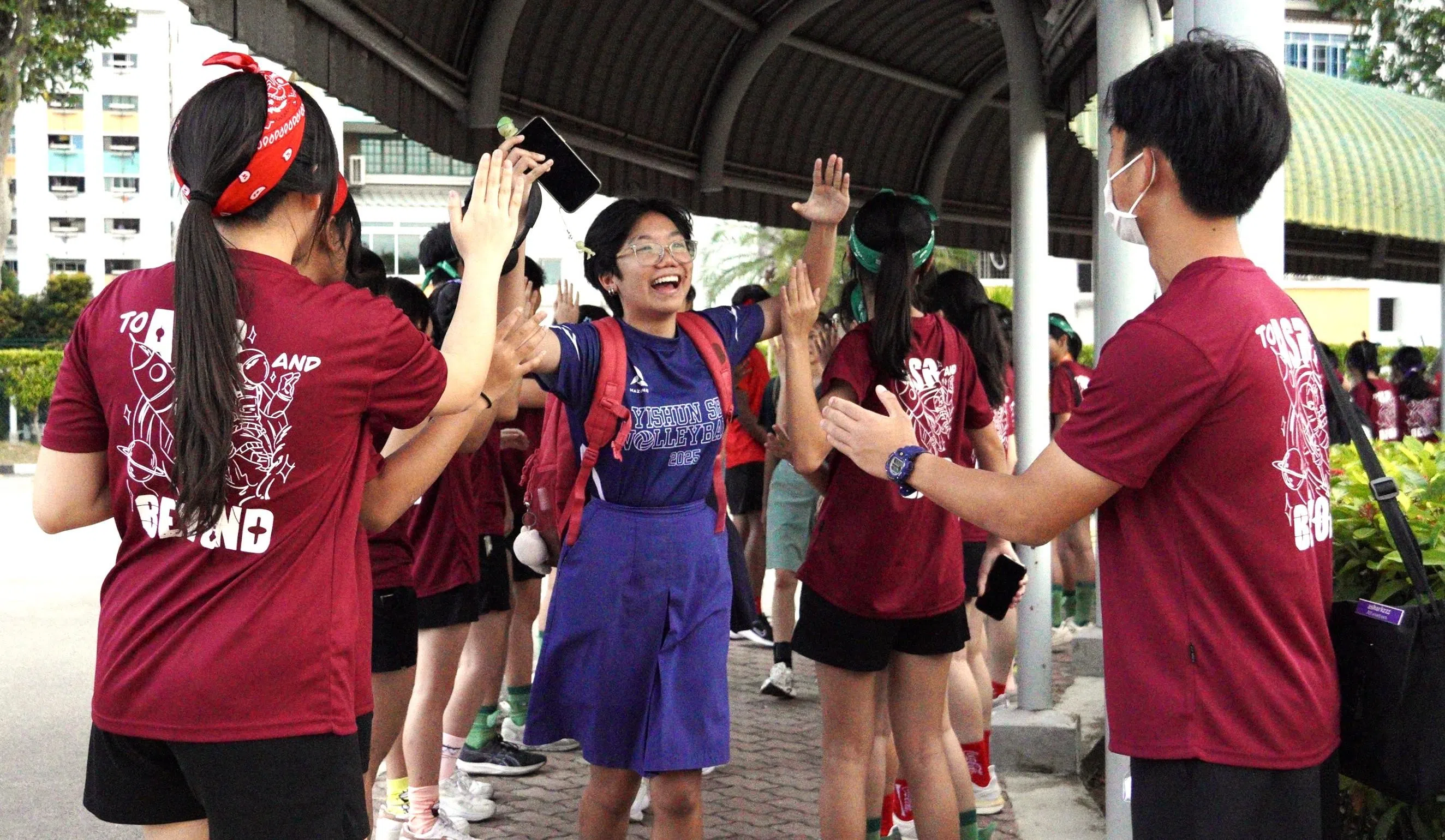 迎新周第一天，满怀期待的新生在热烈的欢呼声中踏入校园。（安德逊实龙岗初院提供）
