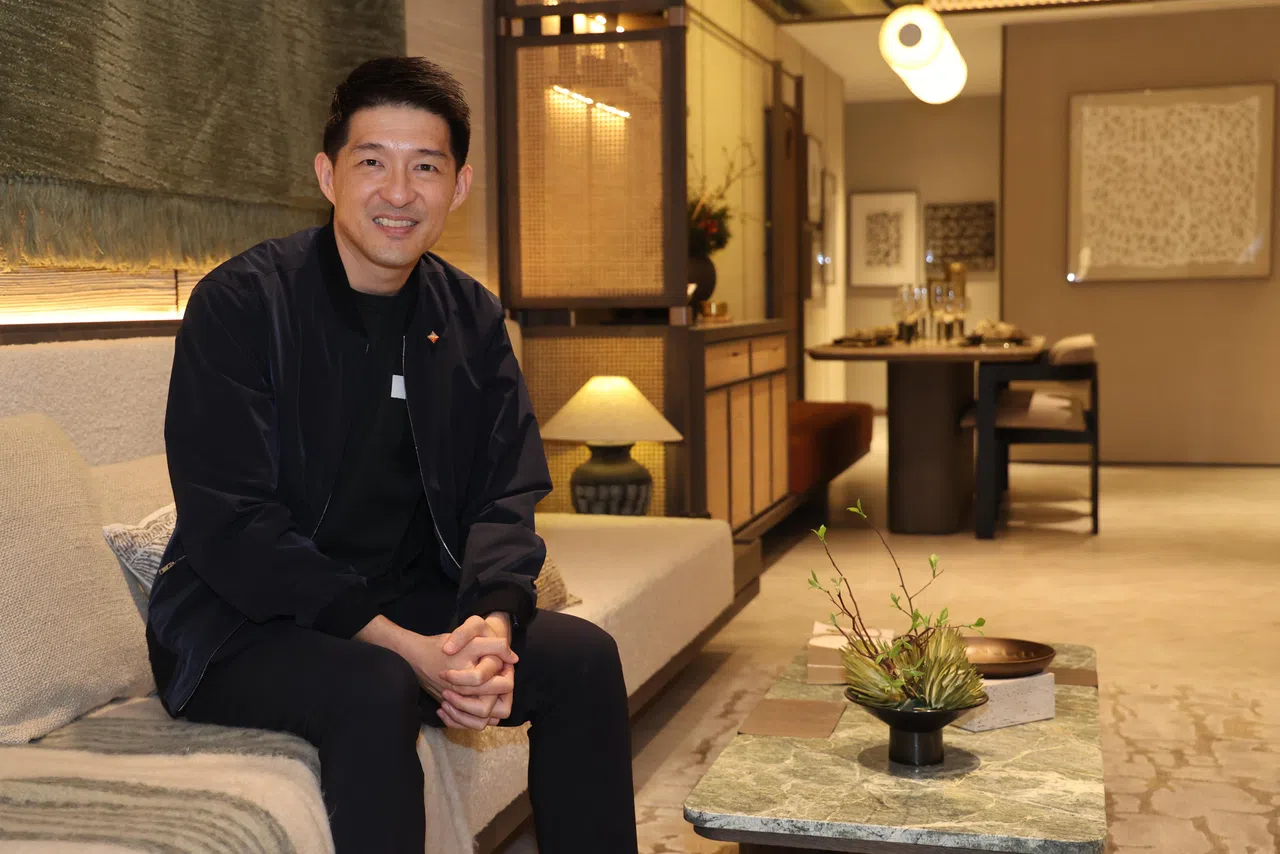 星狮地产新加坡开发管理常务董事及主管萧志祥在销售展厅接受《联合早报》访问时说，如果没有额外买方印花税，豪宅的尺价会是在4000元以上，而目前市场上说的是3000多元的价位，市场价格明显扭曲。（邬福梁摄）