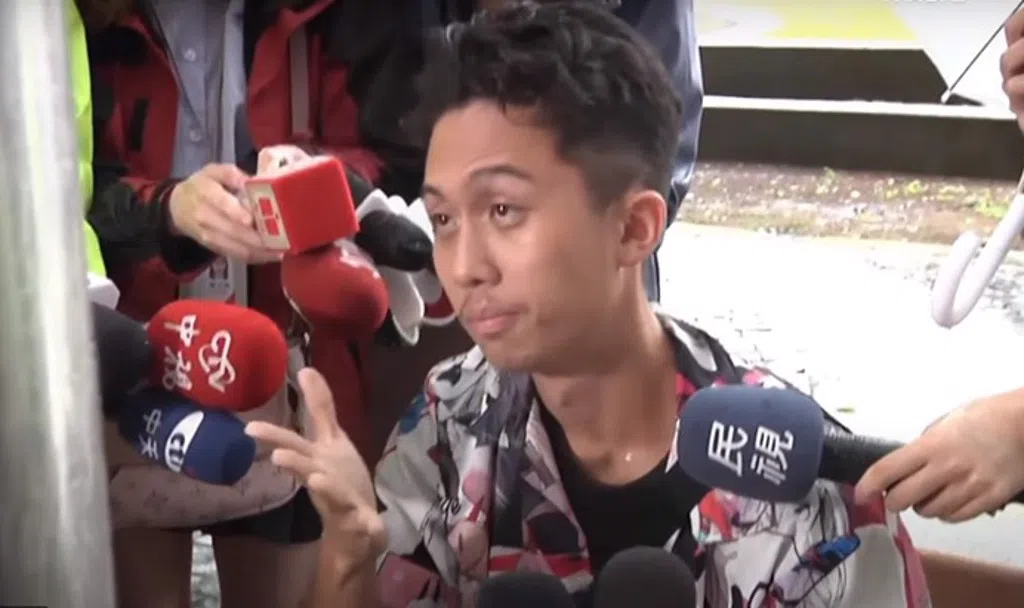 孙安佐在脱序事件爆开后受访，镜头前似乎精神有点异常。（视频截图）