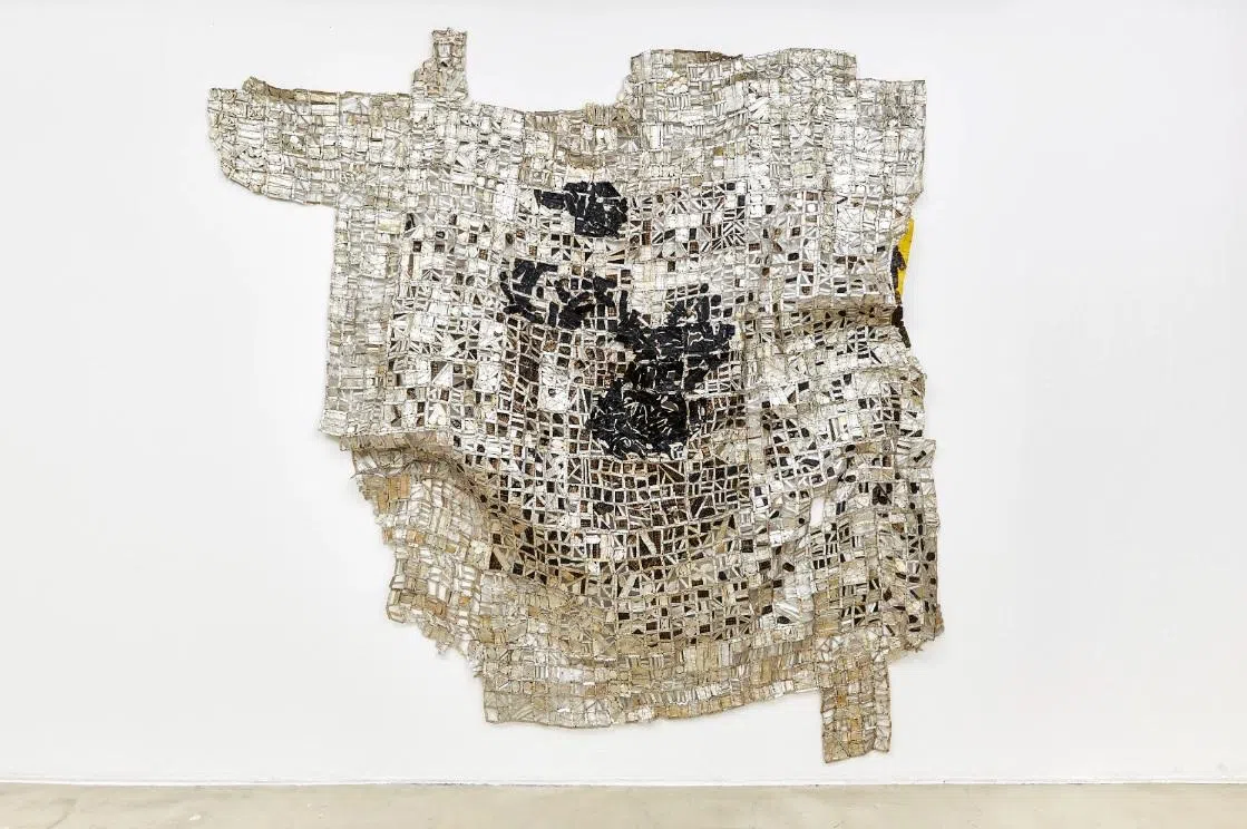 加纳雕塑家艾尔·安纳祖（El Anatsui ）以瓶盖创作装置“Tse”（2016）。（艺术家提供）