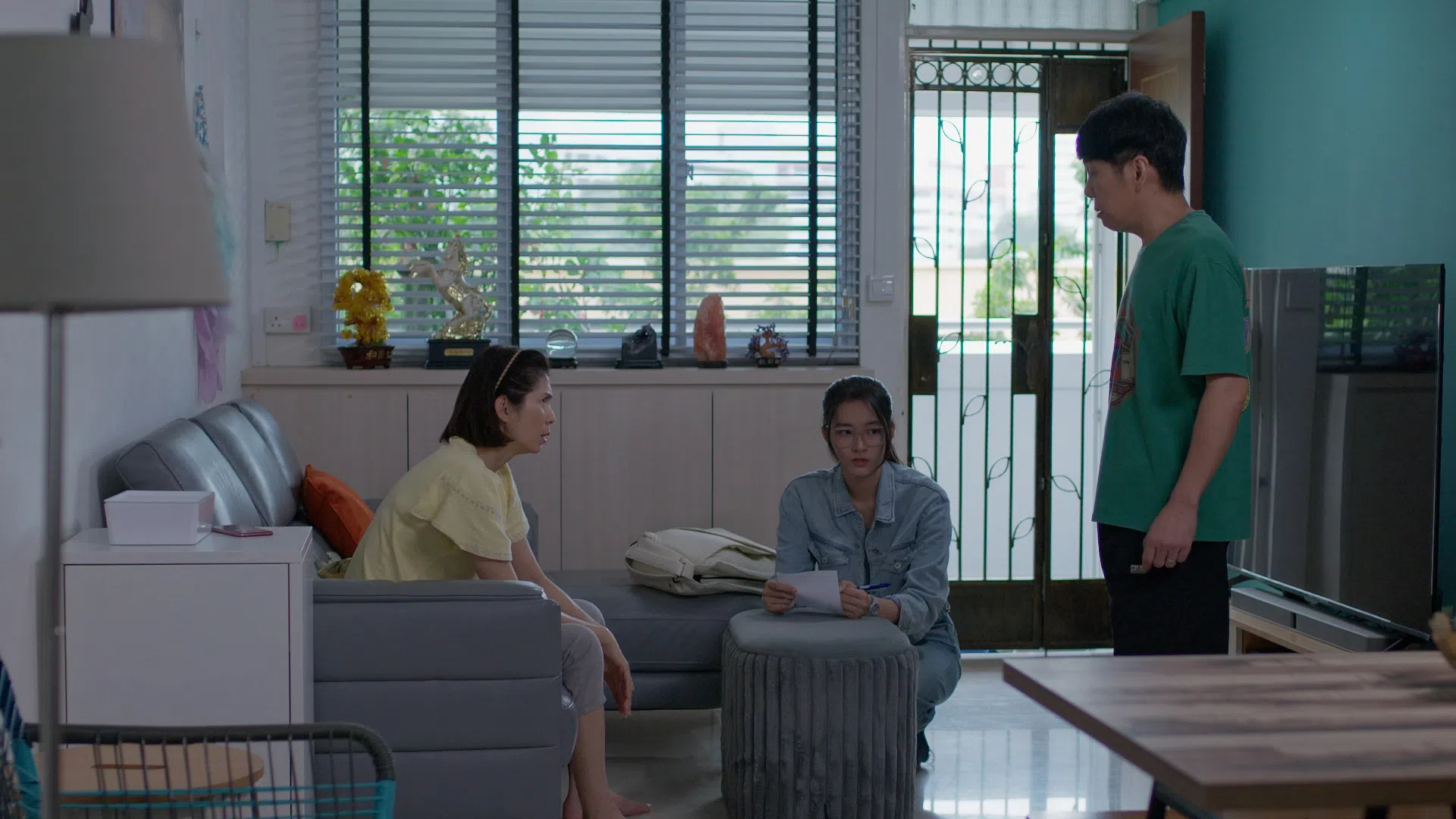 叶佳昀（中）在《异家人》饰演黎沸挥（右）和潘玲玲的女儿。（新传媒提供）