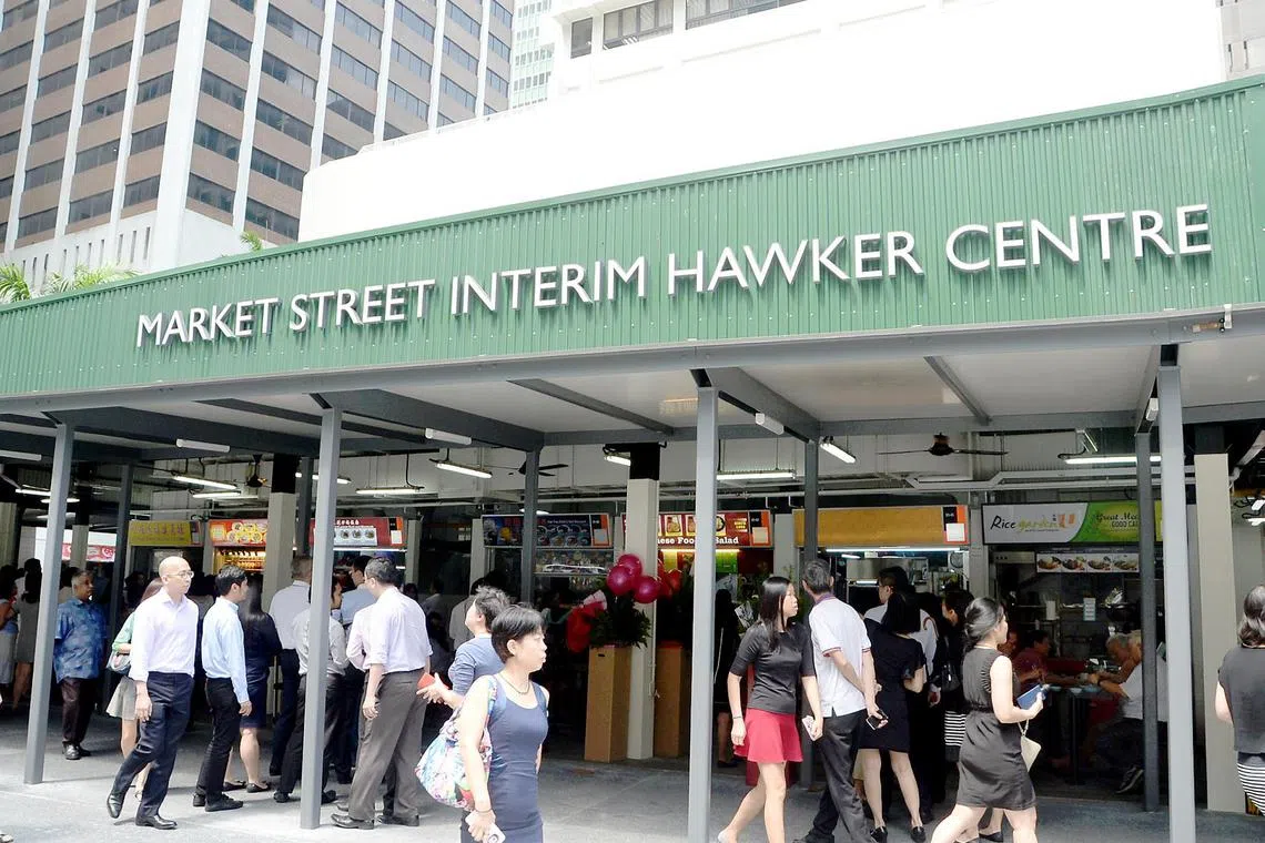 位于克罗士街（Cross Street）的马吉街临时熟食中心（Market Street Interim Hawker Centre）所在地段，预计将被调整为总容积率6.3、一楼设有商业用途的住宅用地。（档案照片）