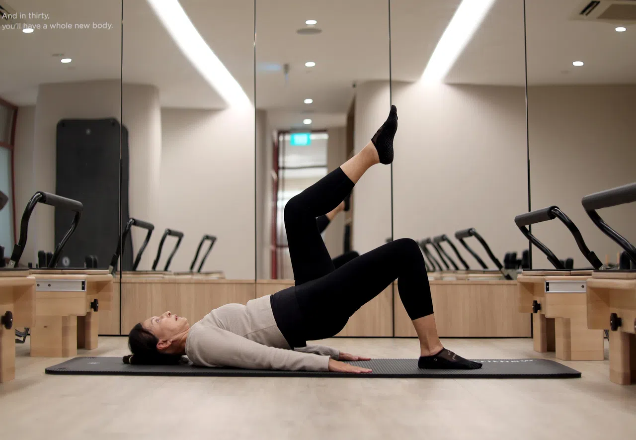 比一般臀桥（glute bridge）更具挑战性的单腿臀桥，可增强臀部、大腿和核心肌群，并改善臀部的柔韧性和稳定性。（龙国雄摄）