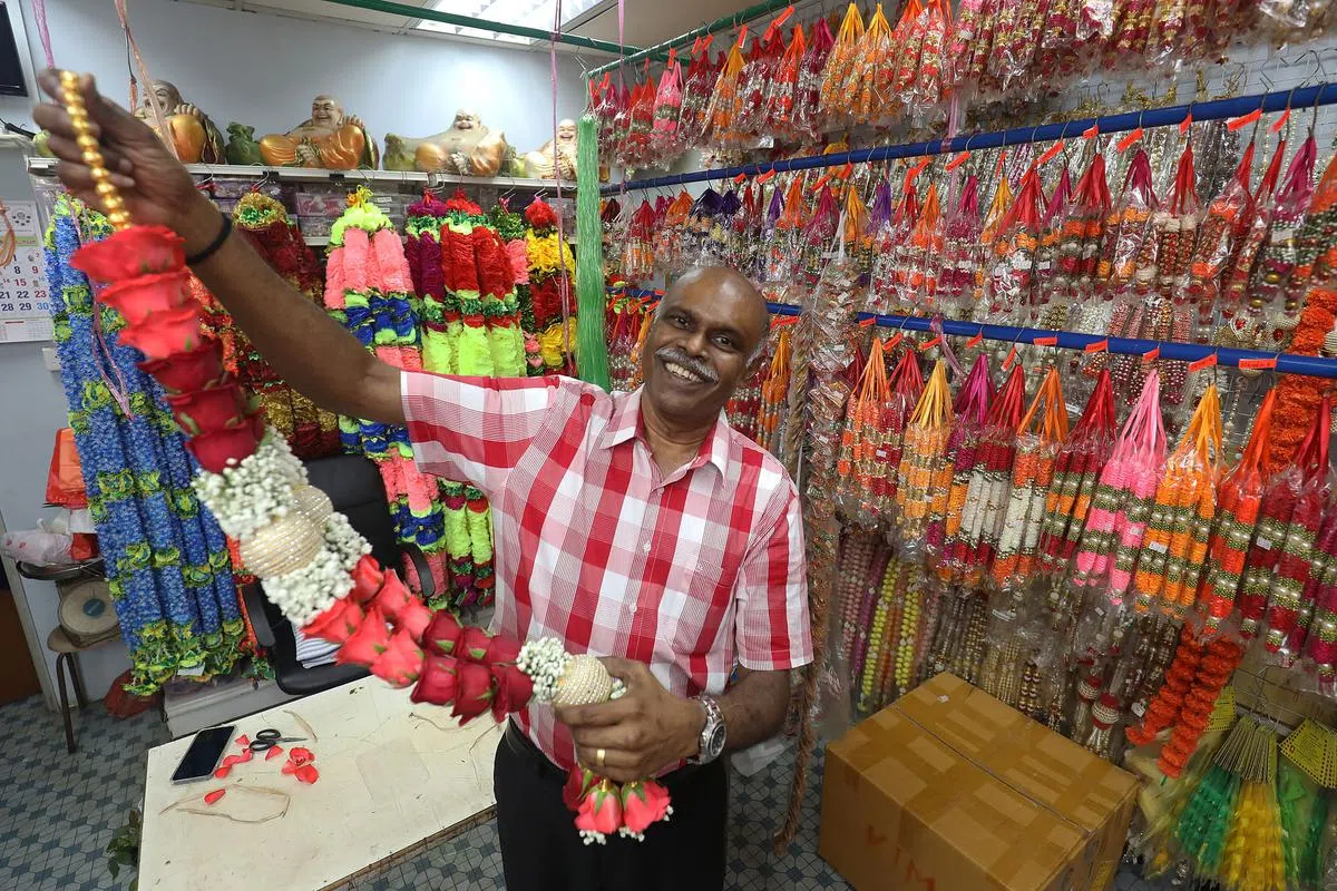 编花环师傅J. Jaya Selvam会根据顾客要求设计特别的花环，对这门传统手艺充满热忱，但遗憾至今找不到接班人。