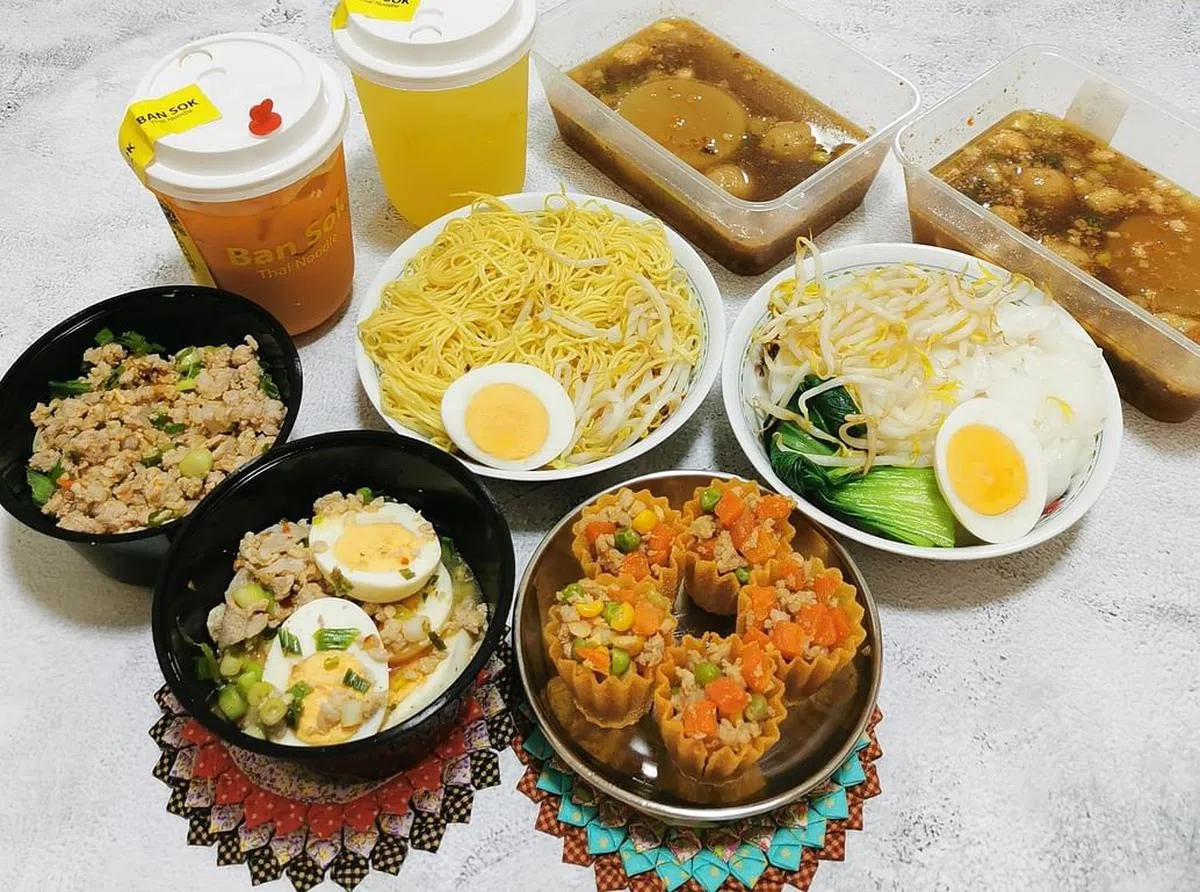 Bah Sok Thai Noodle的汤面和小吃，融入老板住在泰北小镇祖母的秘方。（陈爱薇摄）