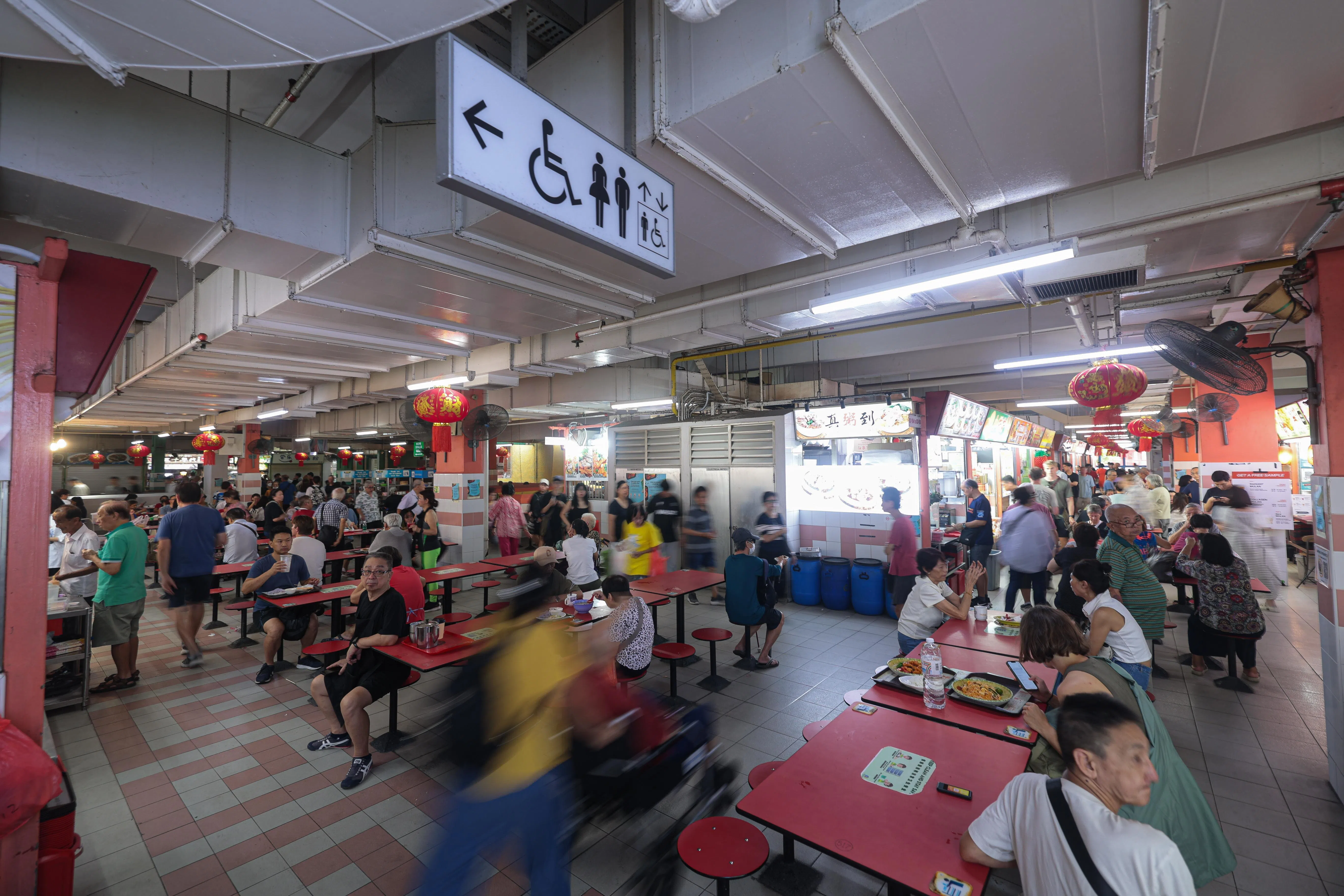 牛车水大厦二楼的熟食中心用餐区空间较为拥挤，建筑师正评估在现有结构限制下，是否有条件扩充或重新规划。（李冠卫摄）