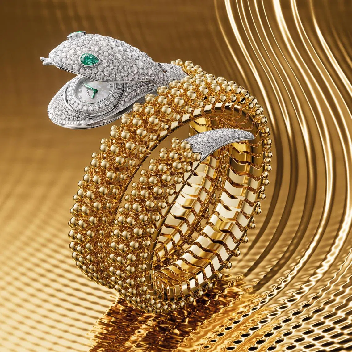 宝格丽Serpenti Pallini高级珠宝神秘腕表采用标志性灵蛇造型，蛇首由熠熠生辉的钻石打造而成。（宝格丽提供）